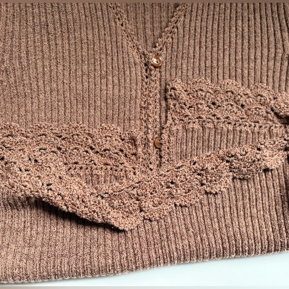 button-down blouse with details on the edges - Picture 10 of 14